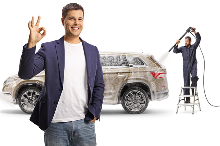 Zufriedenrer Kunde bei einer Autowäsche